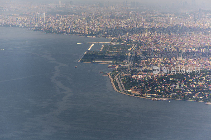 从空中俯瞰马尔马拉海岸和土耳其伊斯坦布尔kartal pendik附近安纳托利亚一侧的公寓楼